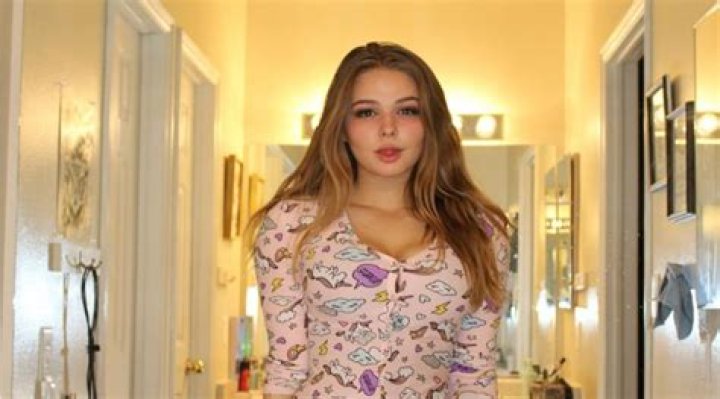 
Valentina Schulz Height, Weight, Net Worth, Age, Birthday, Wikipedia, Who, Nationality, Biography 